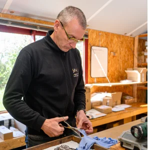 Christophe contrôlant l'affûtage de ciseaux de couture avant de les renvoyer au client.