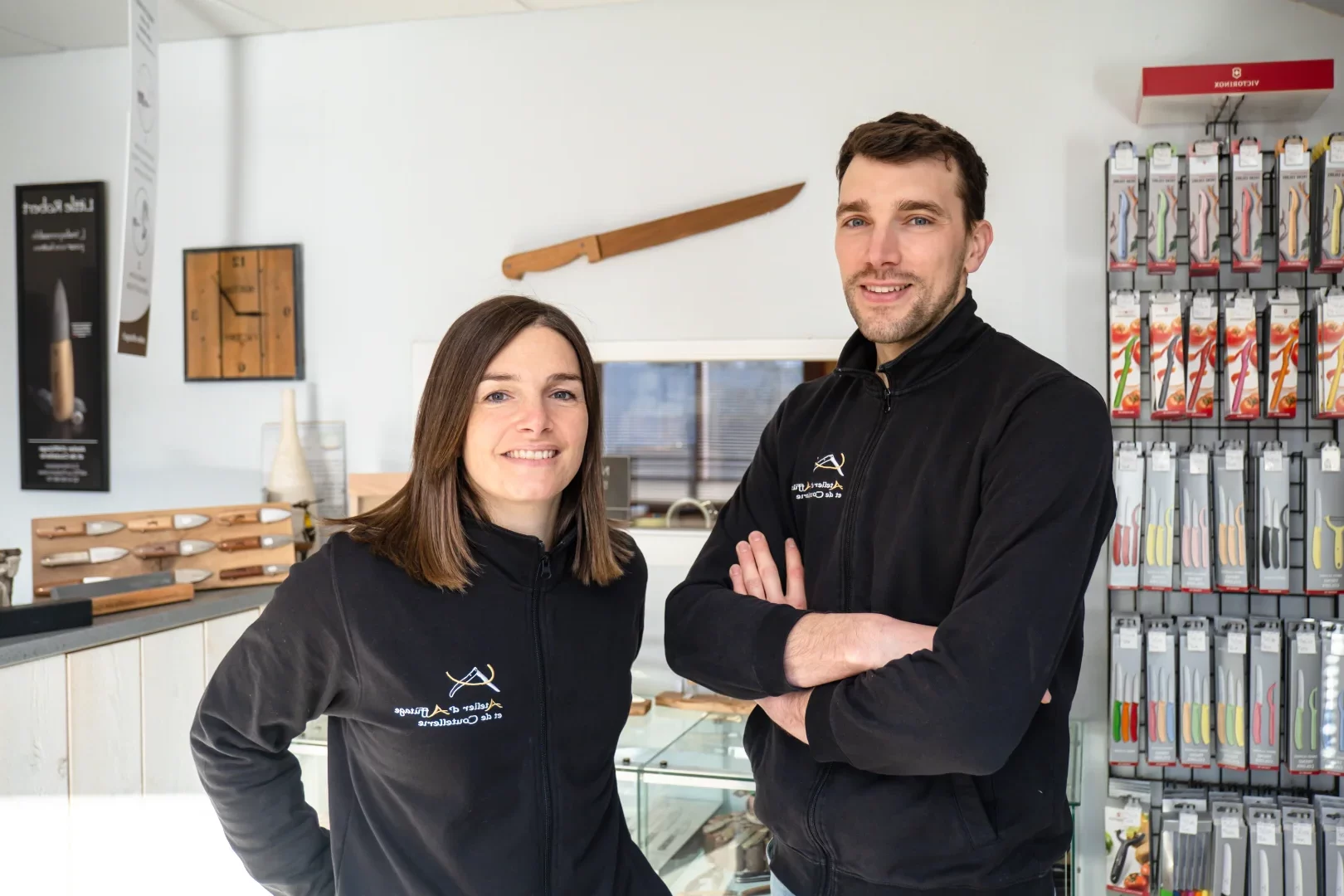 Sophie JOUTEAU et Julien GUERIF, les nouveaux dirigeants de l'Atelier d'Affûtage, au sein de leur lien de vente.