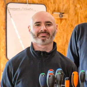 William au sein de l'Atelier d'Affûtage, le méticuleux de l'équipe.